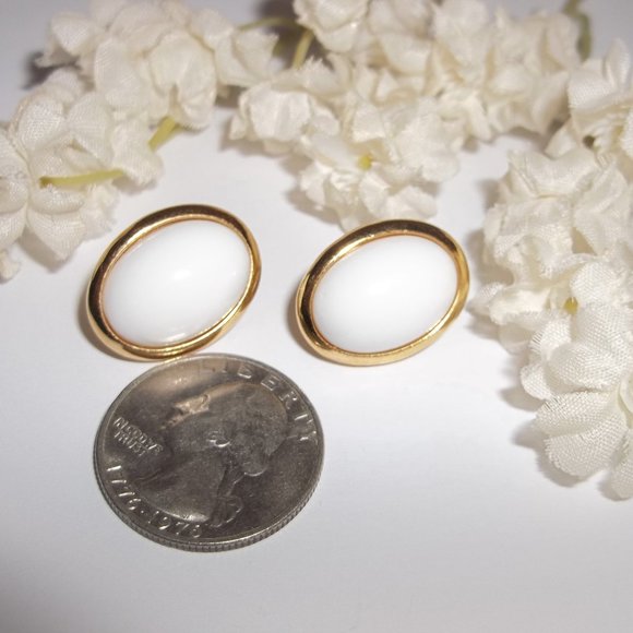 Vintage Earrings, White and Gold Vintage Earrings, Retro Earrings, Trifari 7385 - Picture 2 of 6